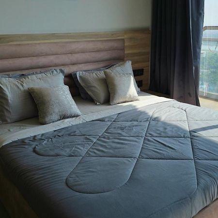 The Luxe Living Hotel Noida Buitenkant foto