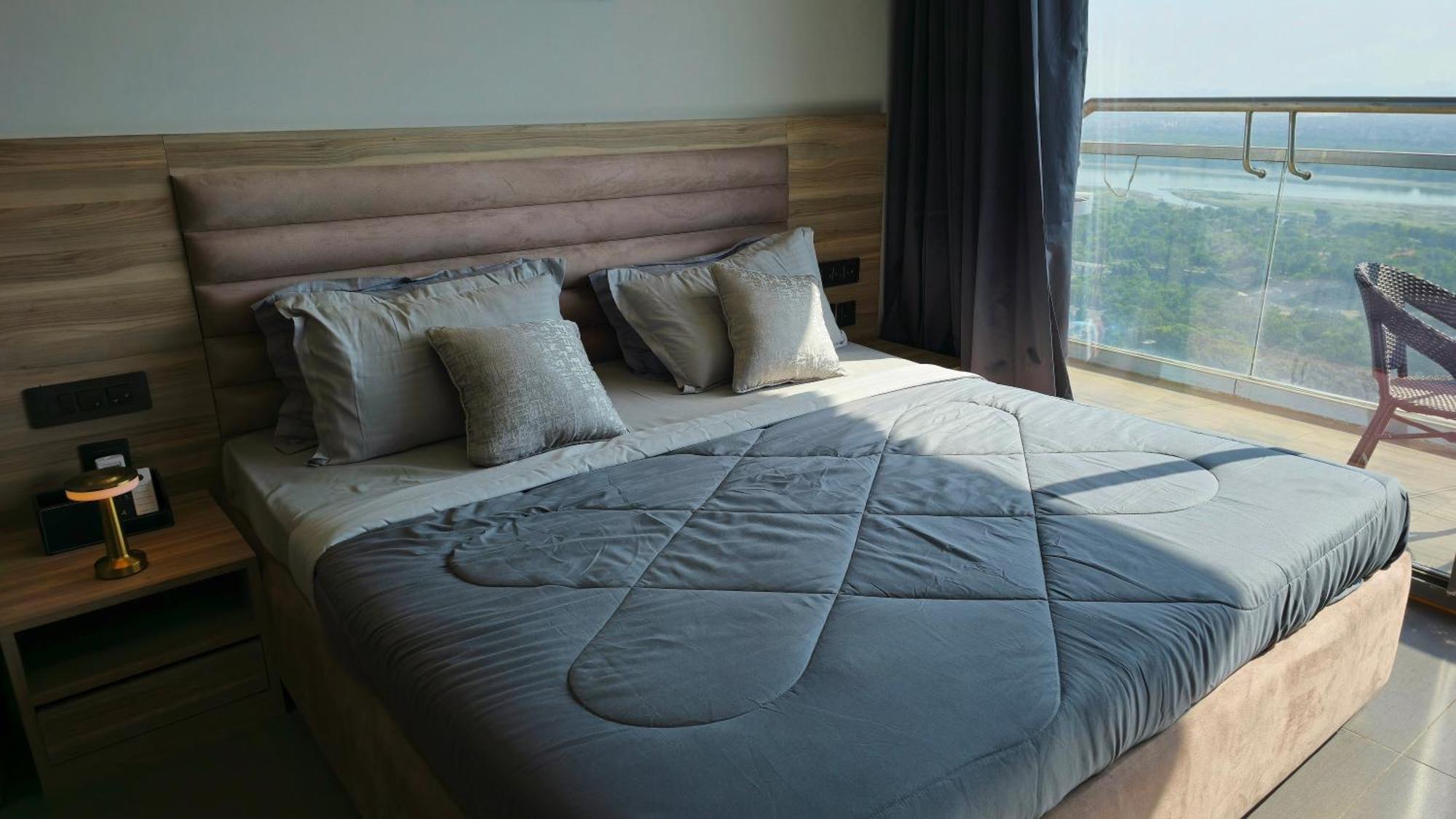 The Luxe Living Hotel Noida Buitenkant foto